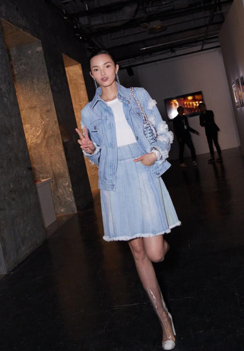 超模雎晓雯画风清奇，不介意鞋子沾满泥巴，古灵精怪堪比周冬雨！