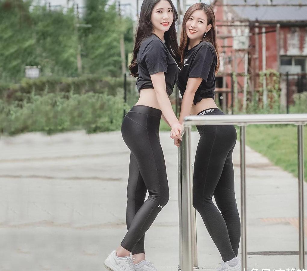 一样的打底裤, 姐妹花穿出两种味道