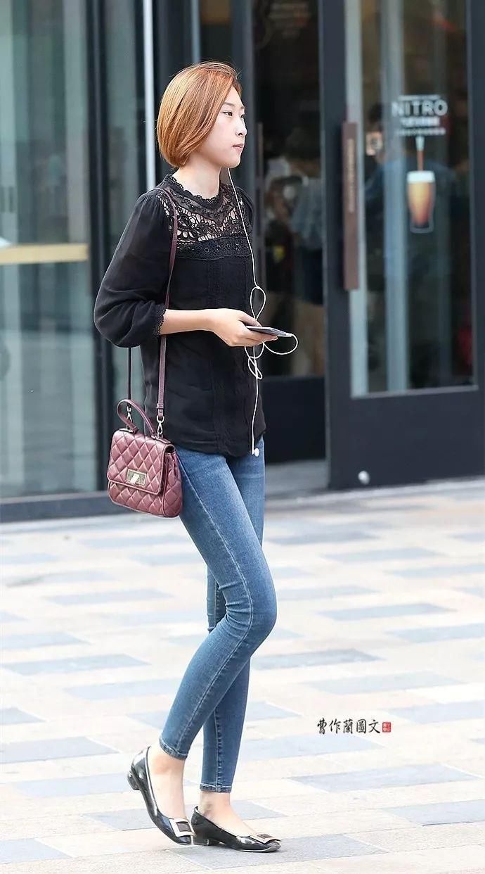 街拍:凸显好身材曲线的牛仔裤美女