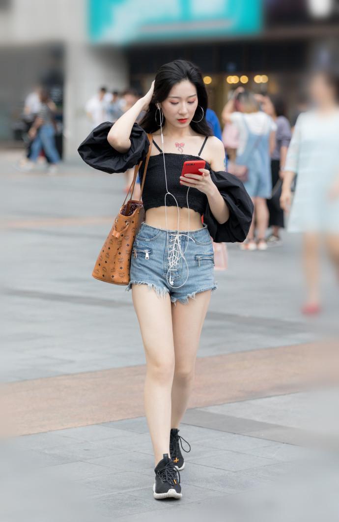 北京街拍:三里屯街头的美女,迎来的全是赞美的眼光