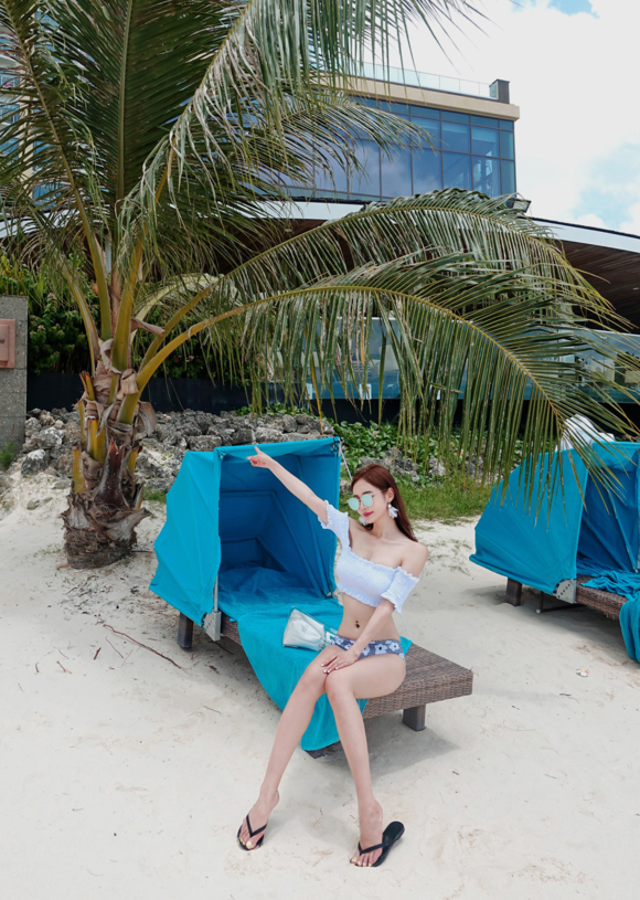 女神孙允珠,云彩烟花白茉莉梦露抹胸泳衣