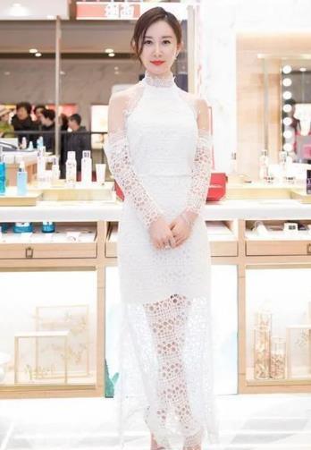 舒畅胆子真大，上半身“若隐若现”，网友：遮得越少就越美！