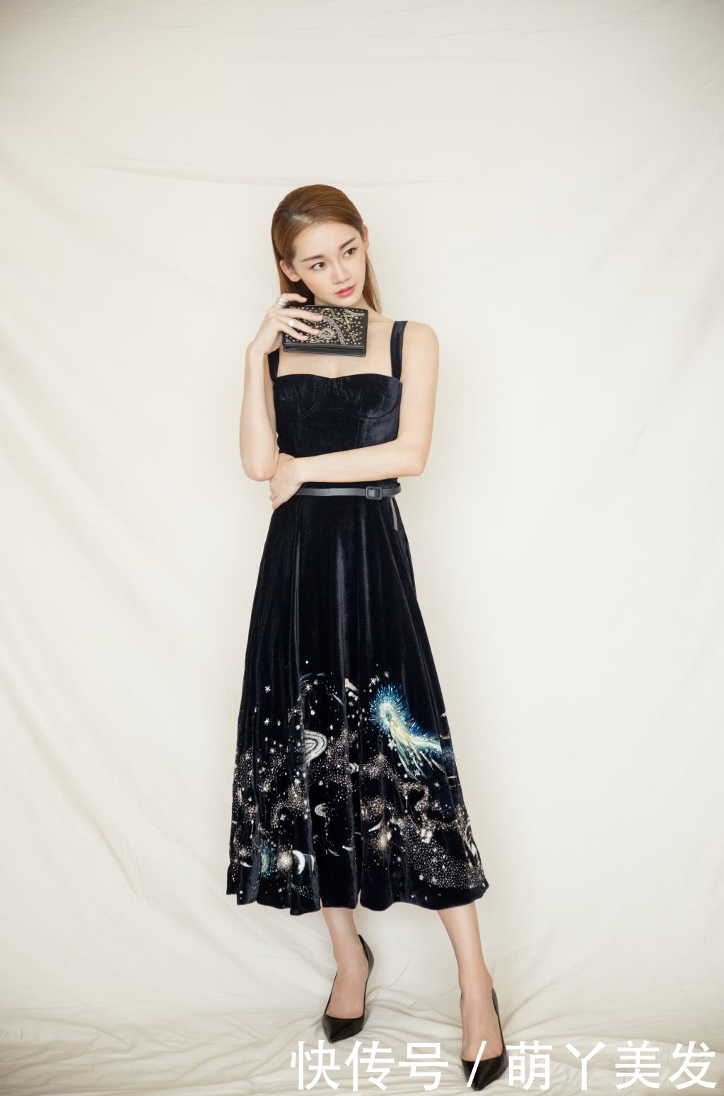 苗苗太拼了！薄纱裙透到跟没穿一样，网友：好歹里面也垫一垫吧？