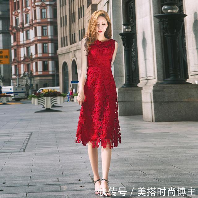 镂空蕾丝连衣裙，清新妩媚两不误