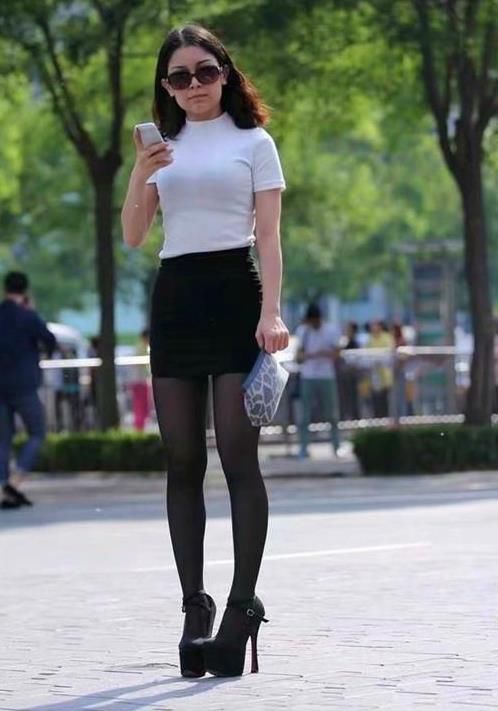  风采：街拍：温柔可人的美女，一条黑色的连衣裙，时尚女神风采