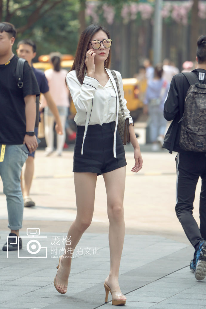 街拍：牛仔热裤美女街拍,时尚大方秀出修长美腿