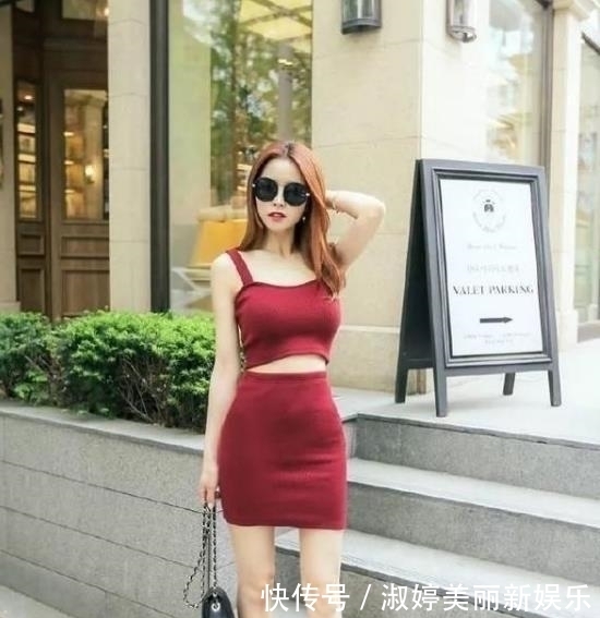 短袖|街拍:眉清目秀的美女,一件条纹短袖配牛仔热裤,时尚魅力气质美