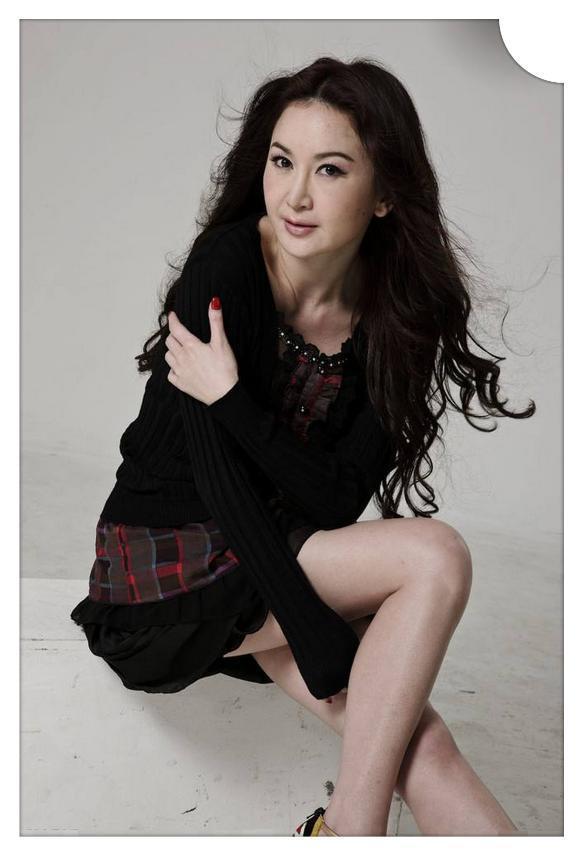 温碧霞彻底绷不住了！脸颊下坠似70老太婆，网友：何祖光咋忍受的