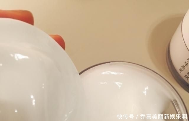 「软膏」才十几块钱小软膏,早晚都涂在脸上,不出两周,皱纹都变淡了