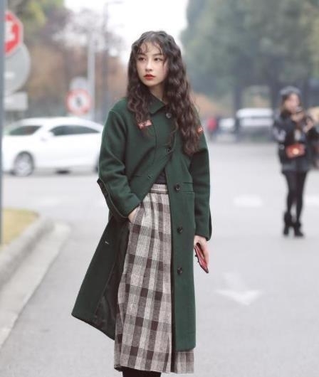  『最美』街拍：羞涩可人的小姐姐，仙女气质十足，哪一位最美