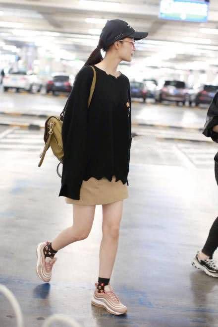 李沁衣品向来不错，紫色T恤配短裙嫩到飞起，脚下的鞋却一言难尽