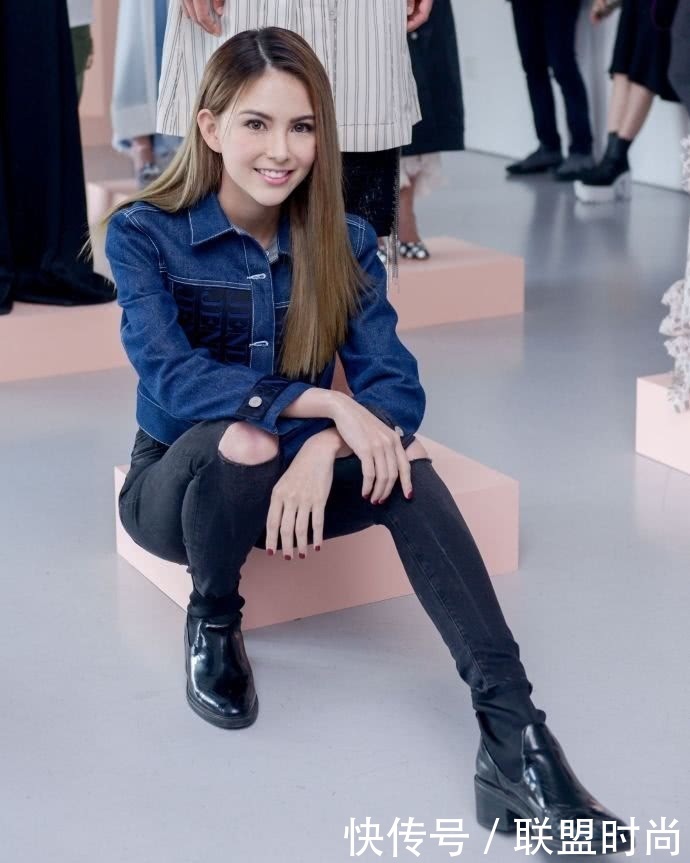 昆凌穿上紧身牛仔裤我呆了，腿缝宽到能放下一个拳头，网友：变了