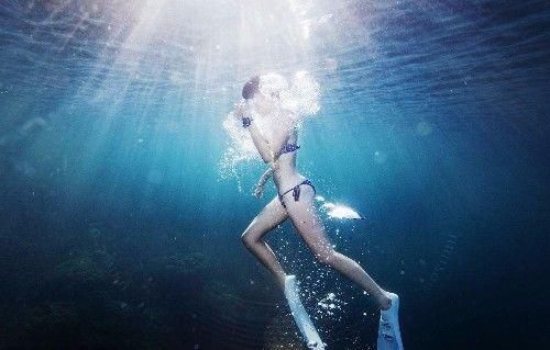 惹恼了中国人民，旅游收入直接减半，网友：免签也不去