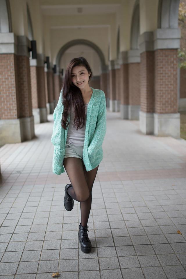 公园里的黑丝袜女孩，有种颜值，就叫做天生性感