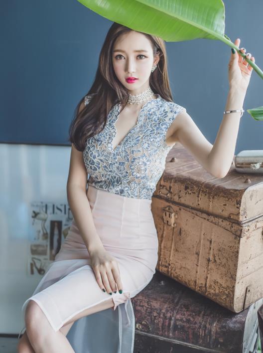  粉色|李妍静，一件复古短袖配粉色半身裙