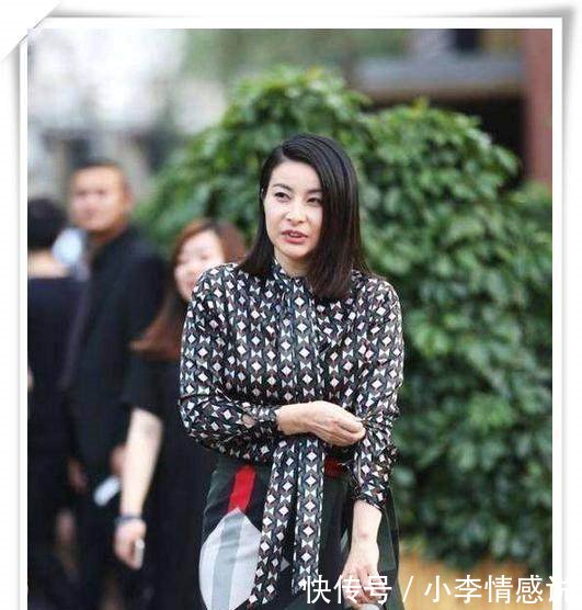 被瘦下来的郭晶晶惊艳到了，烂大街都能穿出高级感，犹如行走衣架