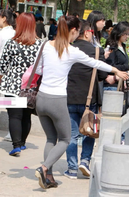 小姐姐穿紧身裤，纤细身材，性感蛮腰，展现出了她完美的好身材。