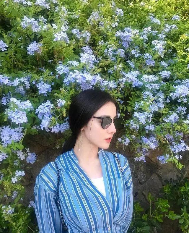 娜扎和热巴同是新疆女孩,却一个似女神一个似