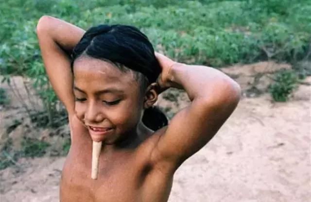 「部落」这个部落人人赤身，以下巴插木棍为美，让人惊奇