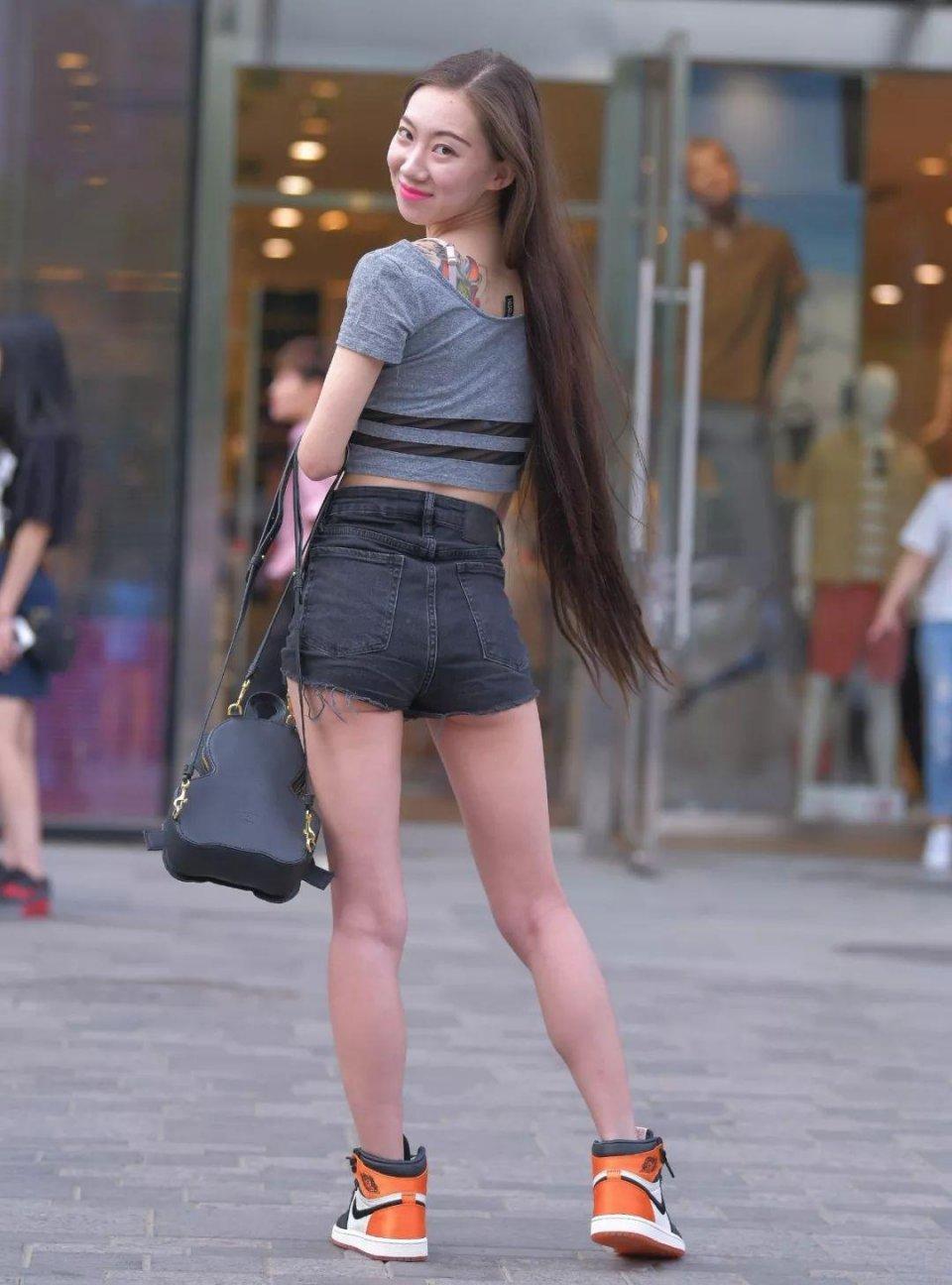 街拍:简单又大气,很好的凸显了美女的魅力,真是太有女人味了!