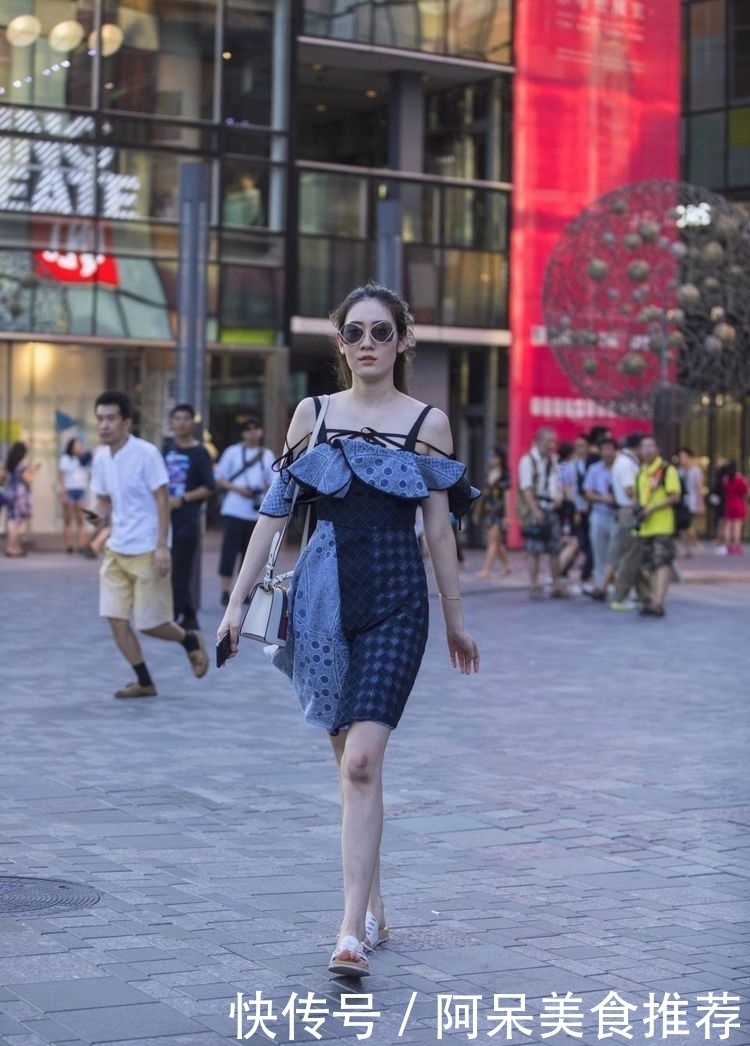 不知■街拍穿吊带裙的女神看起来很舒服,不知迷倒了多少人