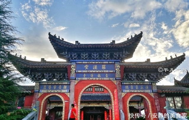 贵州这座建在山顶的寺庙，风景很美，平时一般都没有游客