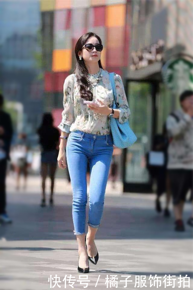 意气风发的牛仔裤美女，穿出优雅高级感，活力与美好的气质一览无