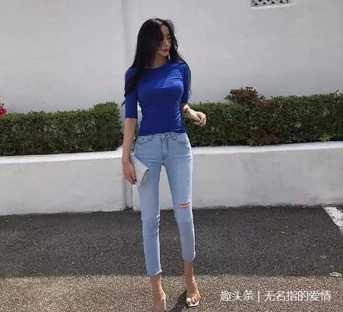 街拍：身材性感的牛仔裤美女，纤细的腰身充满了魅力，太迷人