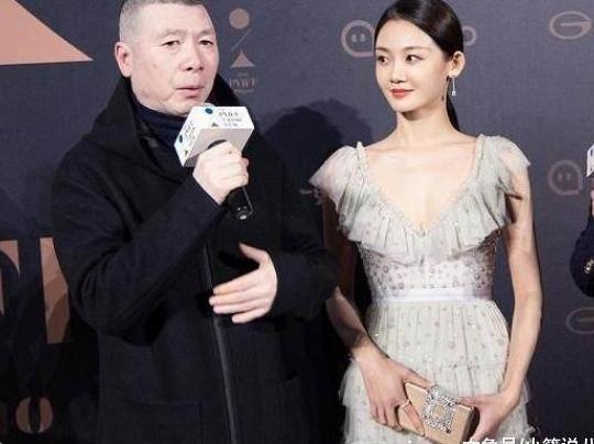 《芳华》女主真会穿! 铅笔裤搭配恨天高, 网友: 冯导眼光就是好