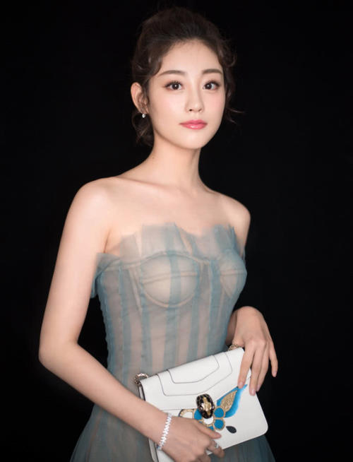 祝绪丹的裙子亮了，拿透视薄纱当衣服，锁骨瘦成“一”字好抢眼！