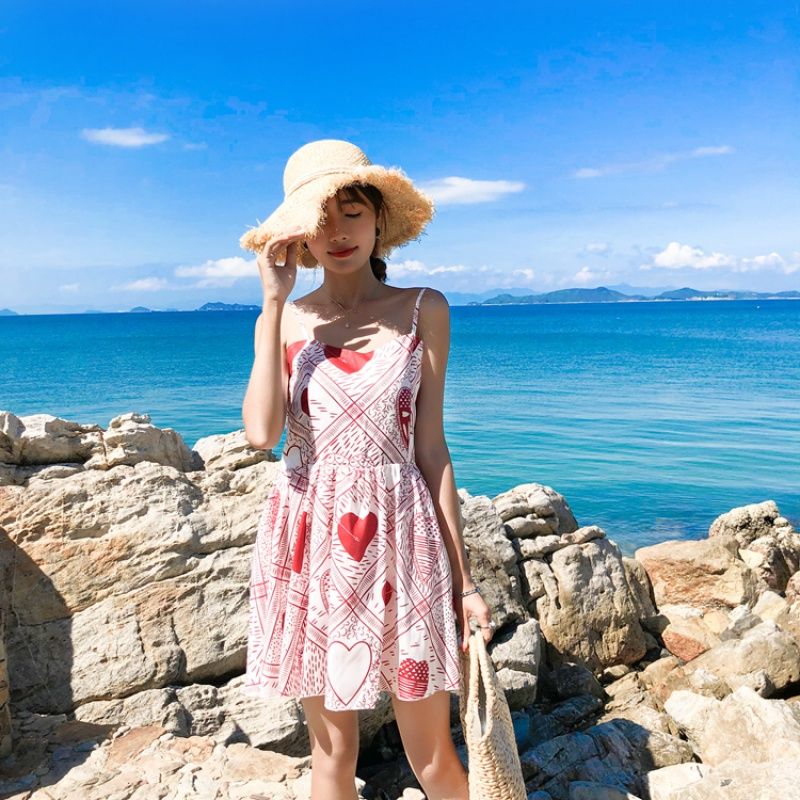 穿上吊带露肩连衣裙，开启性感人生，做一个温柔的女人