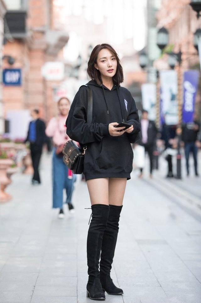  #中年#女人到了中年，穿卫衣就是装嫩？避免这几个误区，减龄又时髦