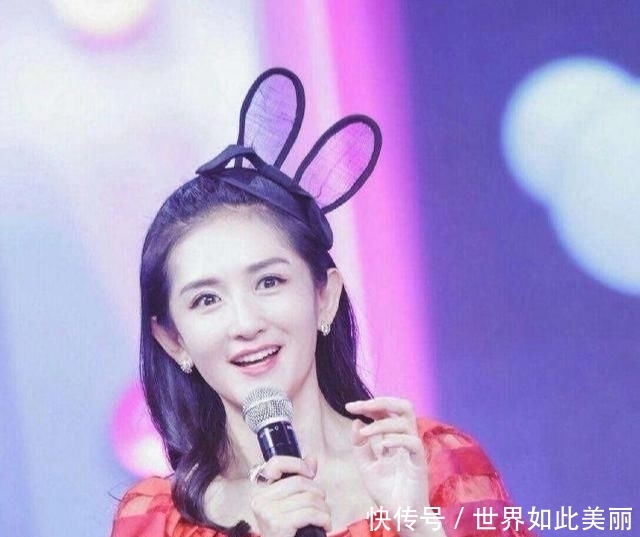 「 花裙子」但却活出了真实的自信、美好精致，谢娜虽然一直徘徊在争议的边沿