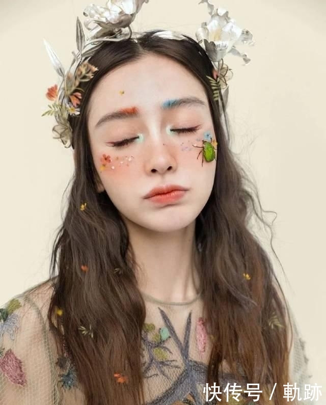 『花朵』2020开春 流行穿“开满花”的裙子,谁穿谁美!