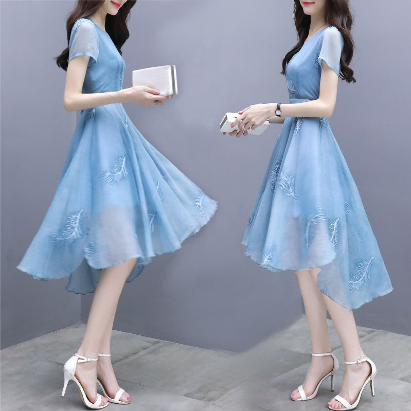 40岁女人收入不错的话，尽量多穿这几款连衣裙，高贵贼显年轻