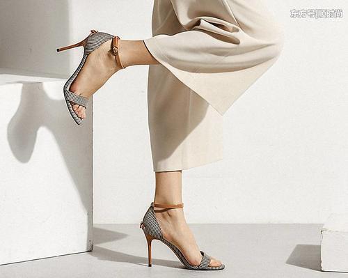 几款高跟鞋透露着浪漫的少女心，女性特有气质和美丽同时存在