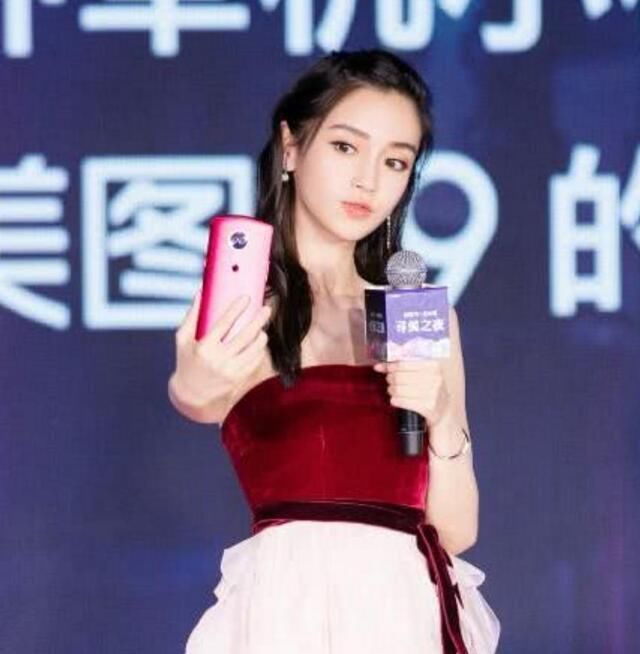 杨颖裙子像是防震包装，却还是美出了新高度，网友：还是长得好看