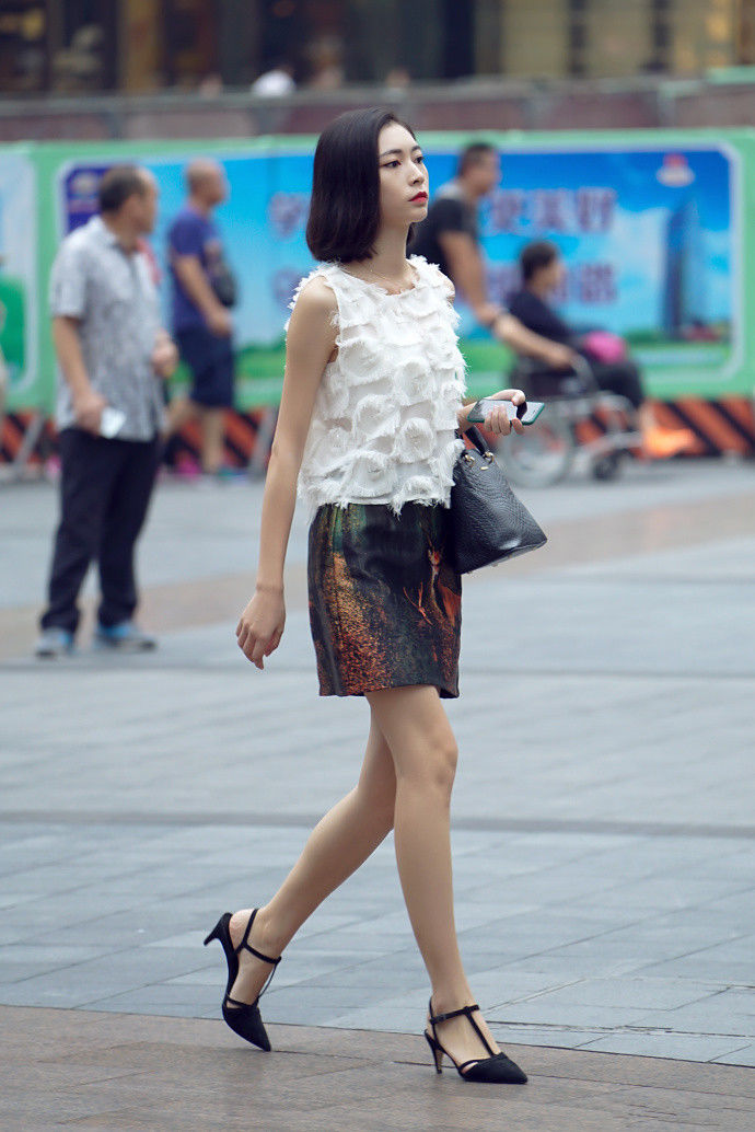 重庆街拍，清新时尚美的女生，夏天这样穿，真是美翻了