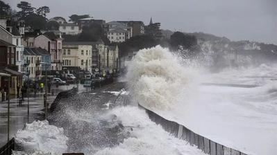 世界上最“壮烈”的火车线，乘客必须关紧窗户，否则就被大水淹没