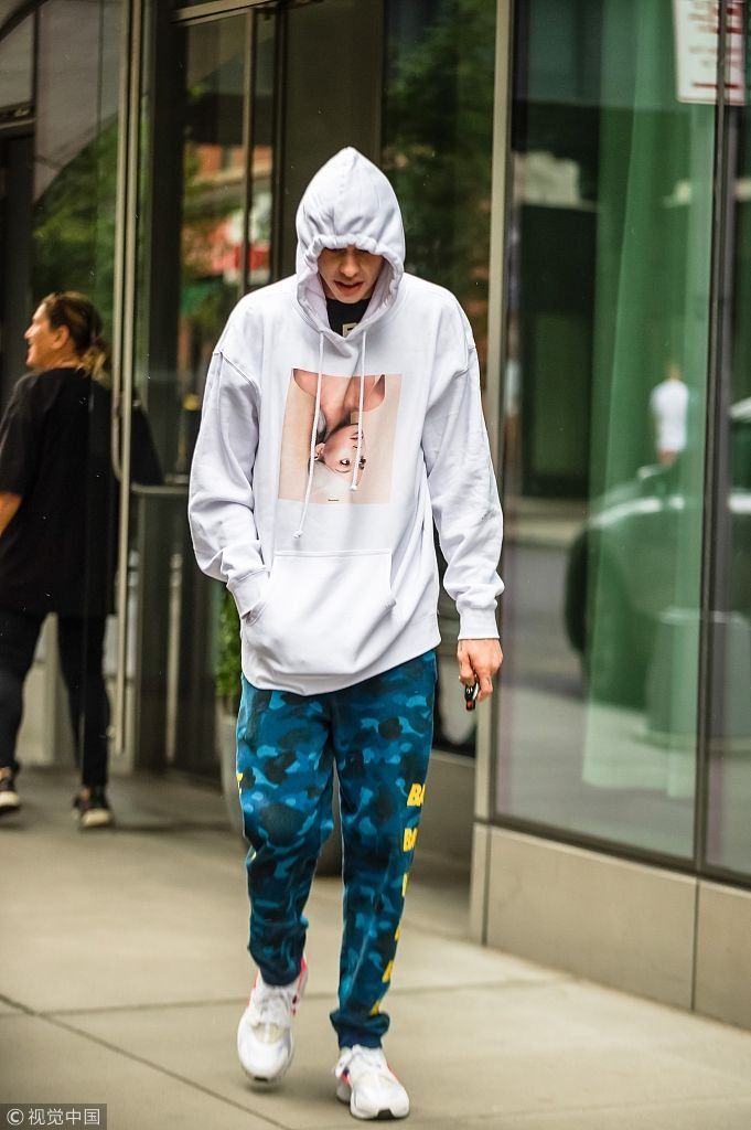 A妹与男友穿同款情侣衫甜蜜出街 装扮休闲笑容甜美无奈身材五五开