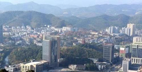  我国：曾是我国最“穷”省份之一：如今却成功逆袭，高铁飞机全