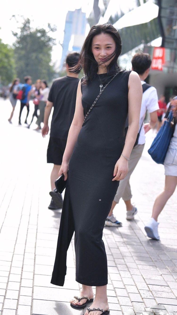 性感街拍丨穿实心的,穿镂空的,哪位黑裙美女更好看?