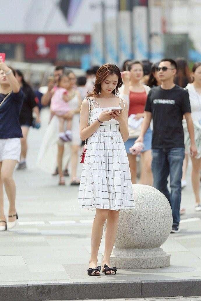 街拍: 抹胸装尽显性感锁骨, 图四小姐姐让人想搂在怀里