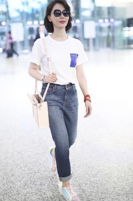 41岁陈数白T搭牛仔裤, 简装就穿出知性时尚风, 网友: 只有20岁吧