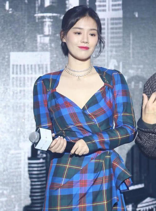 马思纯穿衣太大胆，深V衣领往两边扯，网友：还怕露的不够多？