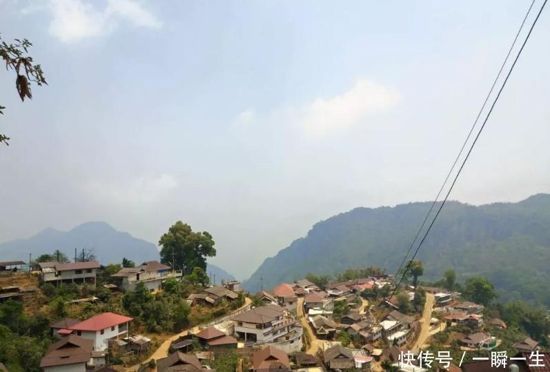 泰国这个村落,女子以“颈长”为美,脖子套上重约9公斤的黄铜环