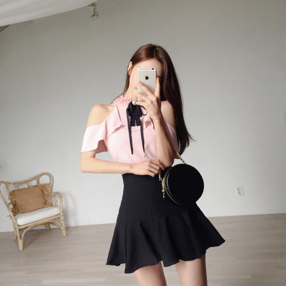 女神孙允珠，花蜜采撷玲珑珍珠荷叶露肩裙