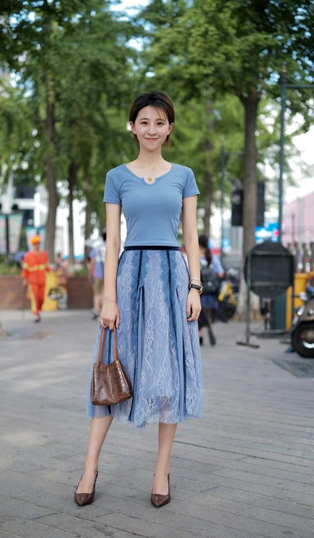 路人街拍，风和日丽的街头，好看的女人与风景融为一体