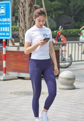 打底裤美女自带时尚范，走起路来特别袭人！