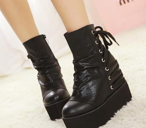 黄圣依脚蹬30厘米驴蹄鞋，裙子开叉到腿根，网友：站姿好憋屈